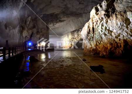 Chugoku region, Akiyoshidai, Akiyoshido, image of the route from the entrance along the underground river, Miya City, Yamaguchi Prefecture (2) 124941752