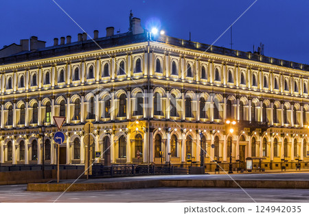 The building, illuminated at night 124942035