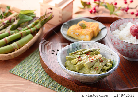 春季食材:日本虎杖泡菜 春季食材:日本虎杖泡菜 124942535
