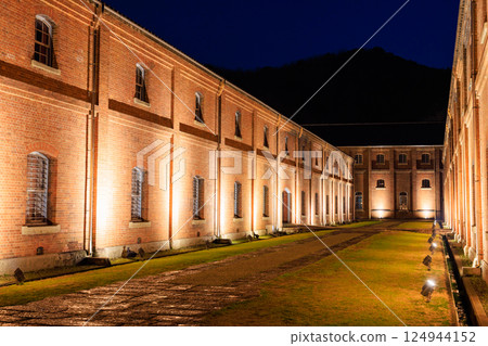 京都府舞鶴市春季燈火通明的舞鶴紅磚公園 124944152