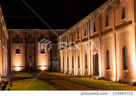 京都府舞鶴市春季燈火通明的舞鶴紅磚公園 124944153