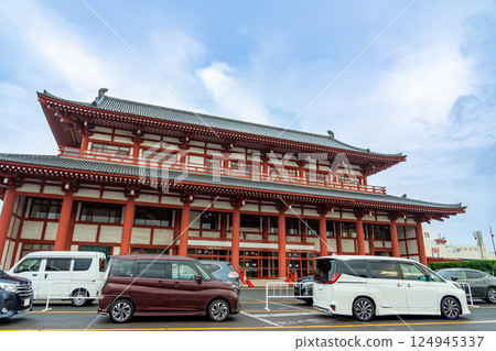 開往神戶的阪急渡輪碼頭位於福岡縣北九州門司區，其建造風格仿照奈良時代平城京的大極殿。 124945337