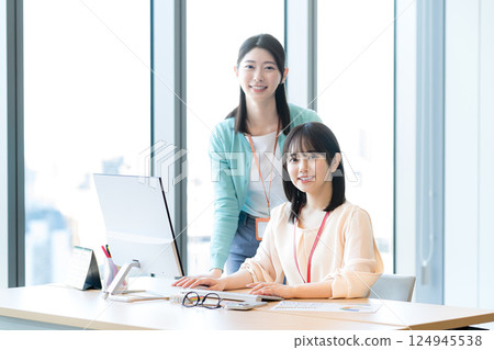 Business woman working in the office 124945538