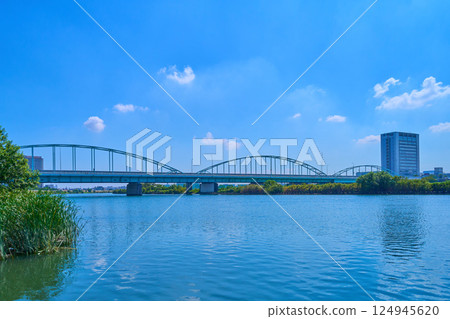 夏季從東京大田區矢口三丁目的河床眺望多摩川大橋和多摩川私橋 124945620