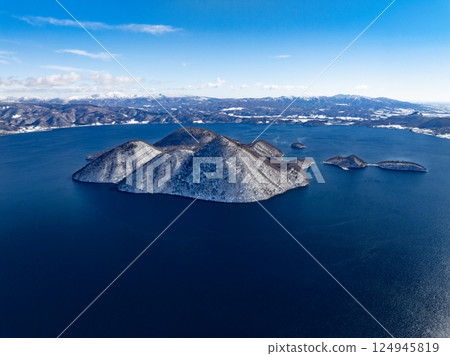 Aerial view of Lake Toya that clearly shows the topography 124945819