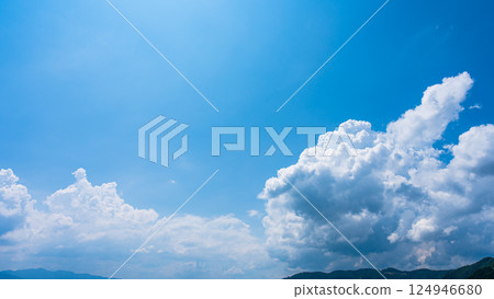 夏日藍天和山景上的積雨雲 夏日藍天和山景上的積雨雲 124946680