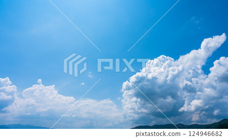 夏日藍天和山景上的積雨雲 124946682
