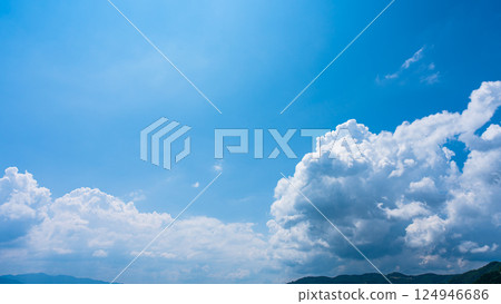 夏日藍天和山景上的積雨雲 124946686