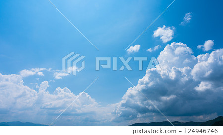 夏日藍天和山景上的積雨雲 夏日藍天和山景上的積雨雲 124946746