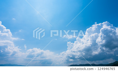 夏日藍天和山景上的積雨雲 124946765