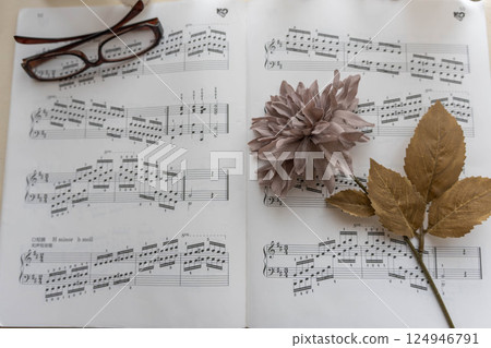 樂譜和眼鏡 樂譜和眼鏡 124946791