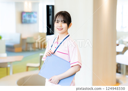 持有檔案的醫護人員 124948330