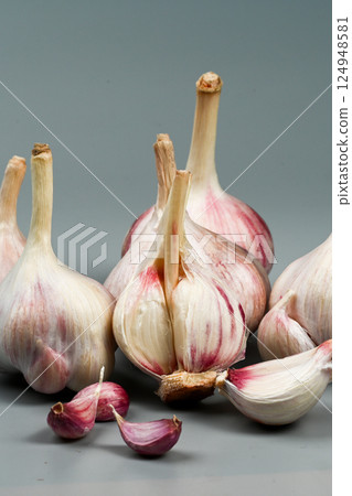 新鮮大蒜,帶皮。紫蒜。適合熱飲、健康、美食、營養主題。 新鮮大蒜,帶皮。紫蒜。適合熱飲、健康、美食、營養主題。 124948581