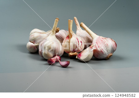 A bag of fresh garlic heads. Purple Garlic. Suitable for cooking, health, gastronomy, and nutritional topics. A bag of fresh garlic heads. Purple Garlic. Suitable for cooking, health, gastronomy, and nutritional topics. 124948582