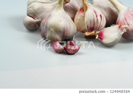 新鮮大蒜,帶皮。紫蒜。適合熱飲、健康、美食、營養主題。 新鮮大蒜,帶皮。紫蒜。適合熱飲、健康、美食、營養主題。 124948584