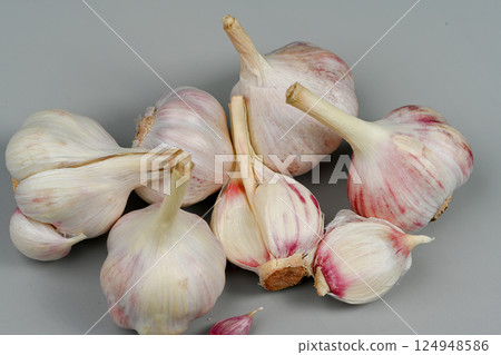 新鮮大蒜,帶皮。紫蒜。適合熱飲、健康、美食、營養主題。 新鮮大蒜,帶皮。紫蒜。適合熱飲、健康、美食、營養主題。 124948586