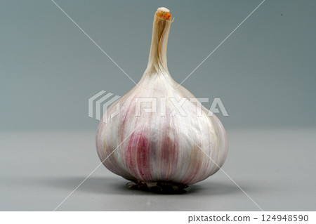 新鮮大蒜，帶皮。紫蒜。適合熱飲、健康、美食、營養主題。 124948590