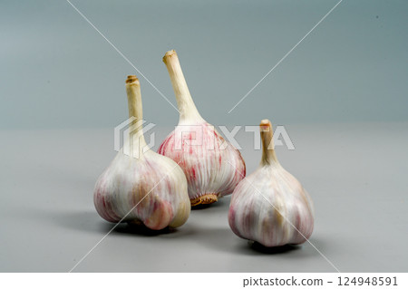 A bag of fresh garlic heads. Purple Garlic. Suitable for cooking, health, gastronomy, and nutritional topics. A bag of fresh garlic heads. Purple Garlic. Suitable for cooking, health, gastronomy, and nutritional topics. 124948591