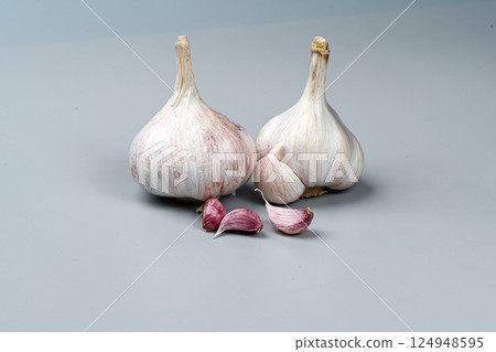 新鮮大蒜,帶皮。紫蒜。適合熱飲、健康、美食、營養主題。 新鮮大蒜,帶皮。紫蒜。適合熱飲、健康、美食、營養主題。 124948595