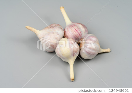 A bag of fresh garlic heads. Purple Garlic. Suitable for cooking, health, gastronomy, and nutritional topics. A bag of fresh garlic heads. Purple Garlic. Suitable for cooking, health, gastronomy, and nutritional topics. 124948601