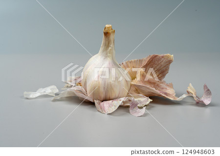 新鮮大蒜,帶皮。紫蒜。適合熱飲、健康、美食、營養主題。 新鮮大蒜,帶皮。紫蒜。適合熱飲、健康、美食、營養主題。 124948603