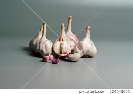 新鮮大蒜,帶皮。紫蒜。適合熱飲、健康、美食、營養主題。 新鮮大蒜,帶皮。紫蒜。適合熱飲、健康、美食、營養主題。 124948605