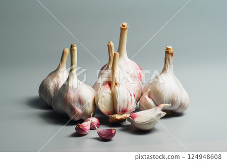 新鮮大蒜,帶皮。紫蒜。適合熱飲、健康、美食、營養主題。 新鮮大蒜,帶皮。紫蒜。適合熱飲、健康、美食、營養主題。 124948608