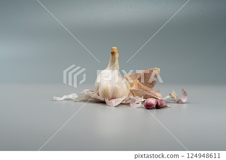 新鮮大蒜，帶皮。紫蒜。適合熱飲、健康、美食、營養主題。 124948611