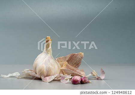 新鮮大蒜，帶皮。紫蒜。適合熱飲、健康、美食、營養主題。 124948612