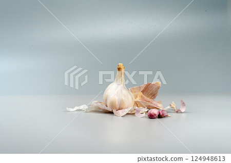 新鮮大蒜,帶皮。紫蒜。適合熱飲、健康、美食、營養主題。 新鮮大蒜,帶皮。紫蒜。適合熱飲、健康、美食、營養主題。 124948613