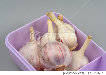 新鮮大蒜，帶皮。紫蒜。適合熱飲、健康、美食、營養主題。 124948614