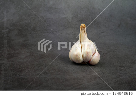 新鮮大蒜,帶皮。紫蒜。適合熱飲、健康、美食、營養主題。 新鮮大蒜,帶皮。紫蒜。適合熱飲、健康、美食、營養主題。 124948616