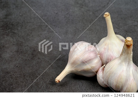 新鮮大蒜,帶皮。紫蒜。適合熱飲、健康、美食、營養主題。 新鮮大蒜,帶皮。紫蒜。適合熱飲、健康、美食、營養主題。 124948621