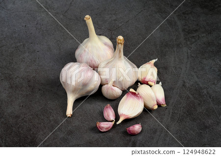 新鮮大蒜,帶皮。紫蒜。適合熱飲、健康、美食、營養主題。 新鮮大蒜,帶皮。紫蒜。適合熱飲、健康、美食、營養主題。 124948622