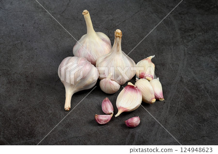 新鮮大蒜，帶皮。紫蒜。適合熱飲、健康、美食、營養主題。 124948623