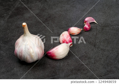 新鮮大蒜，帶皮。紫蒜。  適合熱飲、健康、美食、營養主題。 124948659