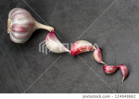 新鮮大蒜,帶皮。紫蒜。 適合熱飲、健康、美食、營養主題。 新鮮大蒜,帶皮。紫蒜。 適合熱飲、健康、美食、營養主題。 124948662