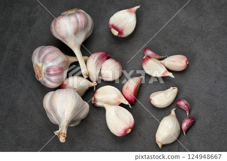 新鮮大蒜,帶皮。紫蒜。 適合熱飲、健康、美食、營養主題。 新鮮大蒜,帶皮。紫蒜。 適合熱飲、健康、美食、營養主題。 124948667