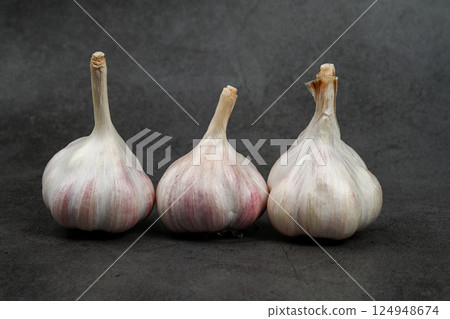 新鮮大蒜，帶皮。紫蒜。  適合熱飲、健康、美食、營養主題。 124948674
