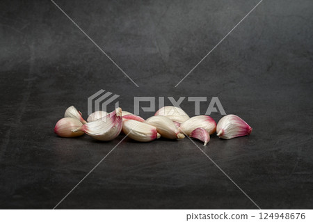 新鮮大蒜,帶皮。紫蒜。 適合熱飲、健康、美食、營養主題。 新鮮大蒜,帶皮。紫蒜。 適合熱飲、健康、美食、營養主題。 124948676