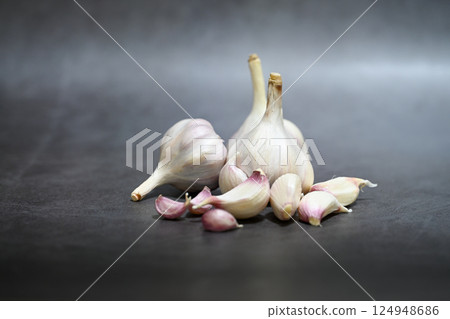 新鮮大蒜,帶皮。紫蒜。 適合熱飲、健康、美食、營養主題。 新鮮大蒜,帶皮。紫蒜。 適合熱飲、健康、美食、營養主題。 124948686