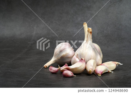 新鮮大蒜，帶皮。紫蒜。  適合熱飲、健康、美食、營養主題。 124948690