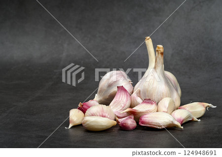 新鮮大蒜,帶皮。紫蒜。 適合熱飲、健康、美食、營養主題。 新鮮大蒜,帶皮。紫蒜。 適合熱飲、健康、美食、營養主題。 124948691