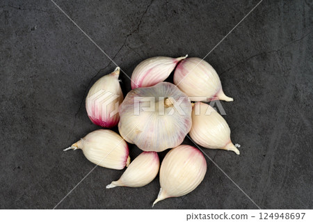 新鮮大蒜,帶皮。紫蒜。 適合熱飲、健康、美食、營養主題。 新鮮大蒜,帶皮。紫蒜。 適合熱飲、健康、美食、營養主題。 124948697