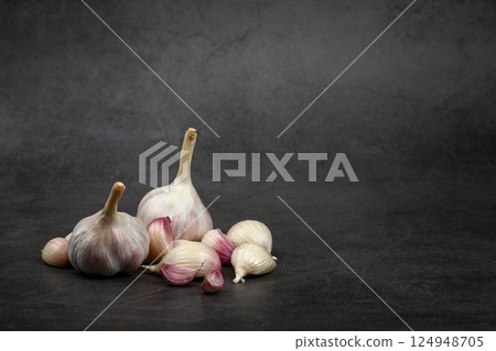 新鮮大蒜，帶皮。紫蒜。  適合熱飲、健康、美食、營養主題。 124948705