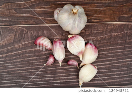 A bag of fresh garlic heads. Purple garlic. Suitable for hot drinks, health, gastronomy, nutritional topics. A bag of fresh garlic heads. Purple garlic. Suitable for hot drinks, health, gastronomy, nutritional topics. 124948721