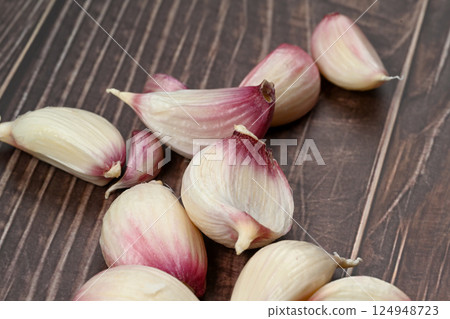 新鮮大蒜,帶皮。紫蒜。 適合熱飲、健康、美食、營養主題。 新鮮大蒜,帶皮。紫蒜。 適合熱飲、健康、美食、營養主題。 124948723