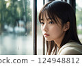 女孩看著窗外的雨 124948812