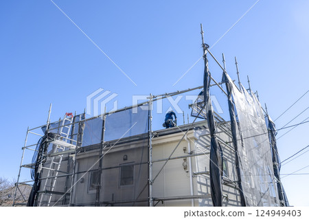 Roof repair work on a detached house - Worker 124949403
