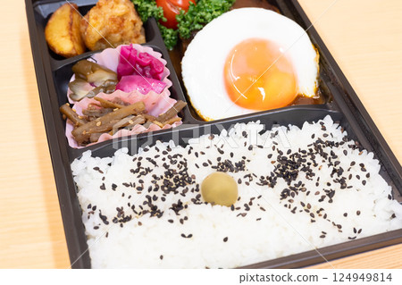 美味歐姆蛋漢堡午餐盒 124949814